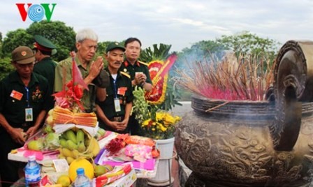 Actos en homenaje póstumo a los mártires heroicos vietnamitas  - ảnh 1