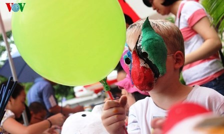 Disfrutar del Medio Otoño con las máscaras tradicionales de cartón - ảnh 3