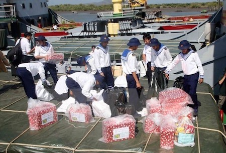 Presidente del país envía regalos del Tet a soldados y habitantes en el distrito isleño de Truong Sa - ảnh 1