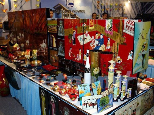 Muebles de laca de Vietnam en feria internacional en Singapur - ảnh 1