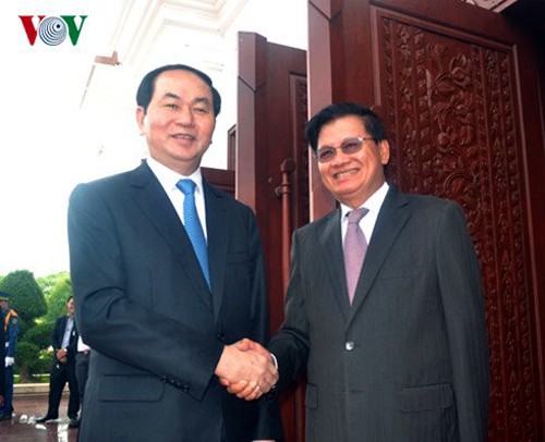 Presidente de Vietnam visita a principales dirigentes de Laos - ảnh 1