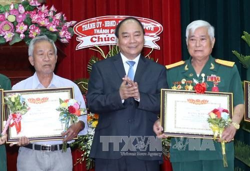 Primer ministro asiste a conferencia en honor de personas con méritos revolucionarios - ảnh 1