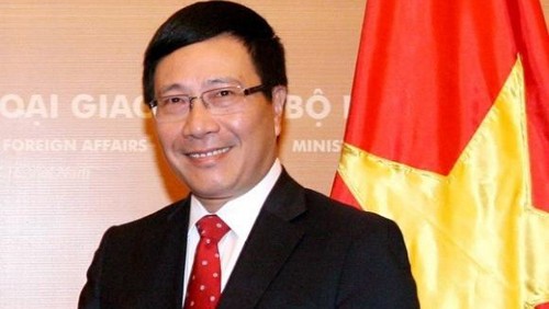 Canciller vietnamita sostiene conversaciones con sus homólogos de Singapur e Indonesia en Laos - ảnh 1