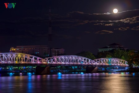 Belleza excepcional de la antigua capital Hue por la noche - ảnh 2