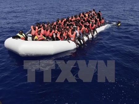 Migrantes en Libia en “carrera contra el tiempo” para cruzar Mar mediterráneo - ảnh 1