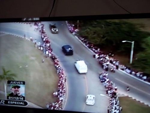 Aclamación popular a Fidel al arribar sus cenizas al centro de Cuba - ảnh 3