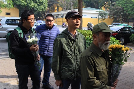 Vietnamitas rinden homenaje a Fidel Castro en Hanoi - ảnh 3