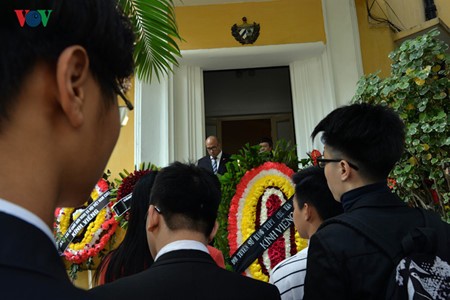 Vietnamitas rinden homenaje a Fidel Castro en Hanoi - ảnh 5