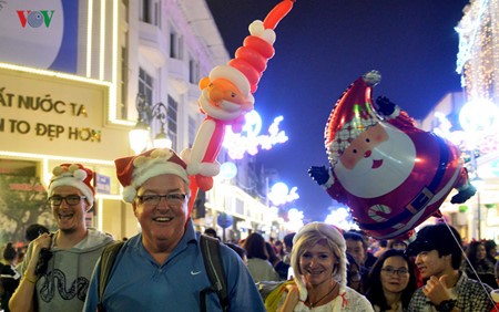 Ambiente navideño en grandes ciudades de Vietnam - ảnh 2