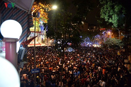 Ambiente navideño en grandes ciudades de Vietnam - ảnh 5