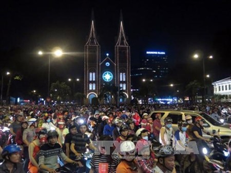 Ambiente navideño en grandes ciudades de Vietnam - ảnh 4