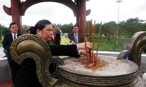 Vicepresidenta parlamentaria de Vietnam rinde homenaje a mártires en Quang Tri - ảnh 1