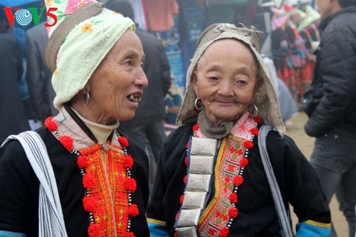 Alegre mercado Dao San en Lai Chau - ảnh 2