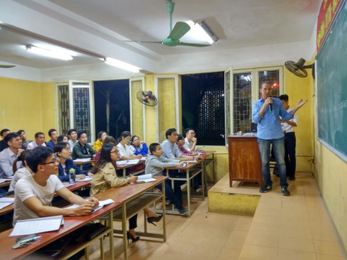 Un soldado estadounidense de la guerra enseña inglés en Vietnam - ảnh 1