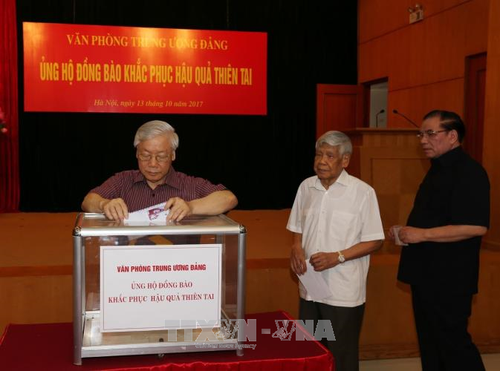 Recaudan fondos para ayudar a las víctimas de los desastres naturales en el norte de Vietnam - ảnh 1