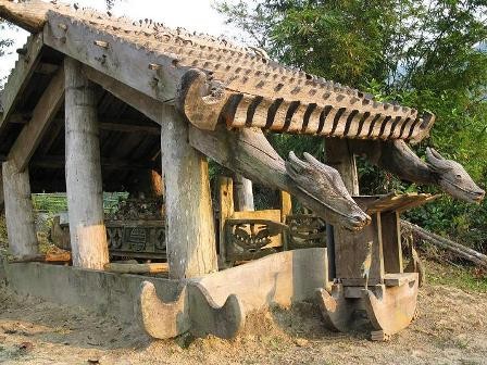 La impresionante escultura funeraria de la etnia Co Tu - ảnh 1