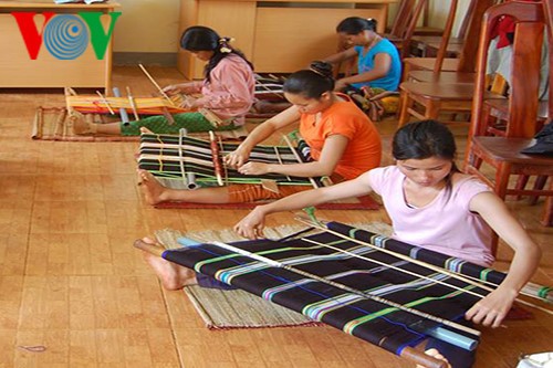 Tejer brocado, valioso legado profesional para las mujeres M’nong - ảnh 2