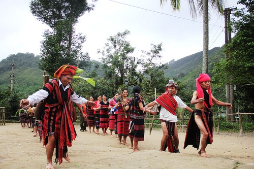 Celebración por buenas cosechas en zona montañosa del centro vietnamita - ảnh 3