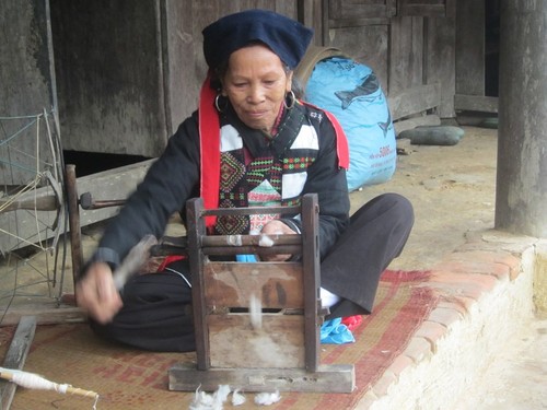 Artes textiles tradicionales de los Cao Lan en la provincia de Bac Giang - ảnh 1