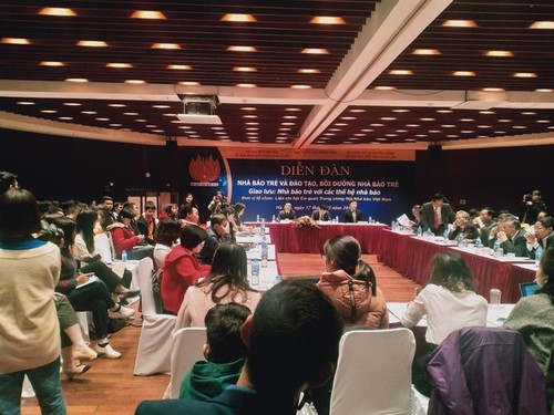 Celebran foro sobre los jóvenes periodistas y su superación - ảnh 1