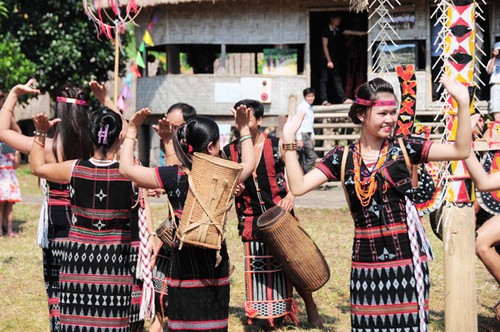 Melodías de tambores y gongs en la comunidad de los Co Tu - ảnh 2