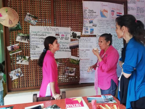 Alumna venezolana honra a Vietnam en trabajo de fin de curso de primaria - ảnh 1