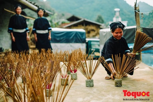 Fabricación artesanal de inciensos en Cao Bang - ảnh 1