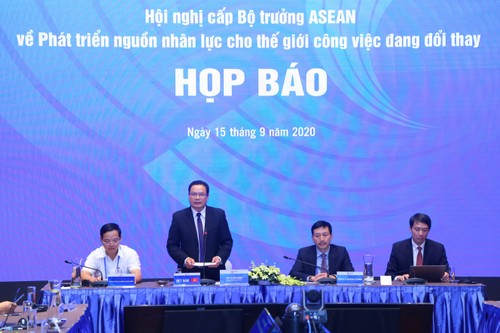 Asean aborda el fomento de recursos humanos para una mejor adaptación a los cambios del mundo laboral - ảnh 1