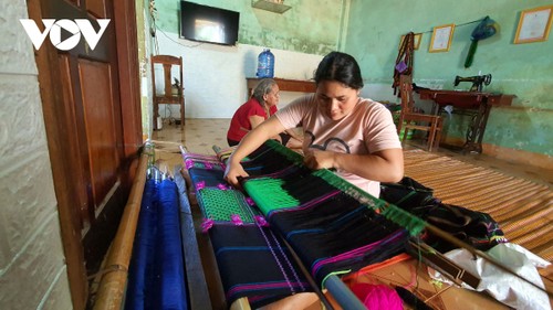 Una joven artesana de la etnia Ma y su aspiración de promover el tejido de brocados - ảnh 1