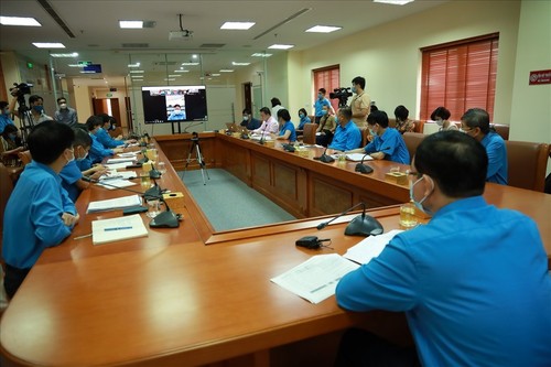 Brindan asistencia financiera a los trabajadores infectados de covid-19 - ảnh 1