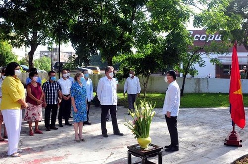 Rinden homenaje al presidente Ho Chi Minh en La Habana, Cuba - ảnh 1