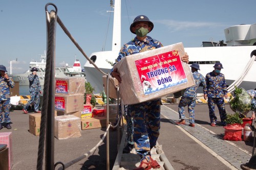 Barcos llevan regalos del Tet a Truong Sa - ảnh 1