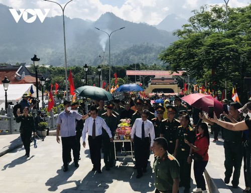 Rinden homenaje póstumo y realizan el sepelio de soldados caídos en la lucha por la defender la patria - ảnh 1