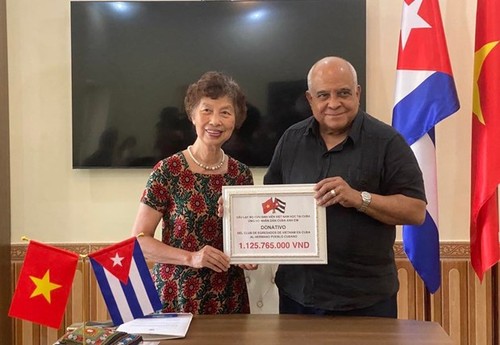 Entregan a Cuba donaciones de exestudiantes vietnamitas en solidaridad con la isla tras incendio en Matanzas - ảnh 1