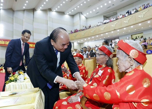 Presidente Nguyen Xuan Phuc: Urge crear mejores condiciones a las personas de edad - ảnh 1