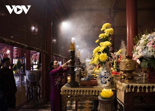 Recreación de ceremonia para ofrecer especialidades a la corte real de Hue - ảnh 9