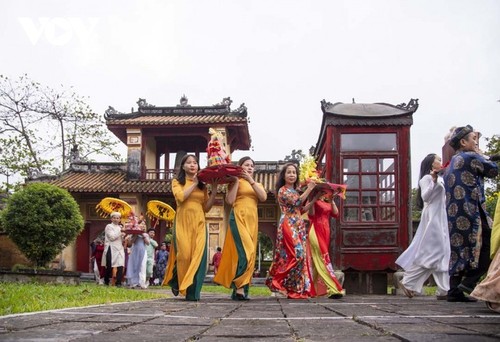 Recreación de ceremonia para ofrecer especialidades a la corte real de Hue - ảnh 7