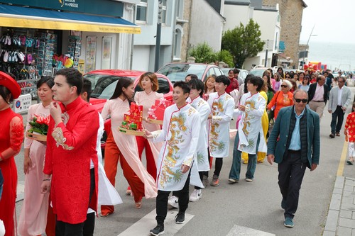 Conmemoran medio siglo de relaciones Vietnam-Francia en Larmor-Plage - ảnh 2