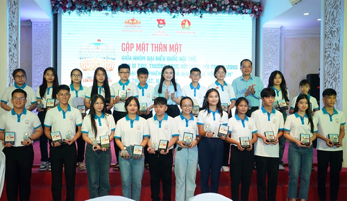 Celebran encuentro con jóvenes participantes en reunión hipotética de Parlamento - ảnh 1