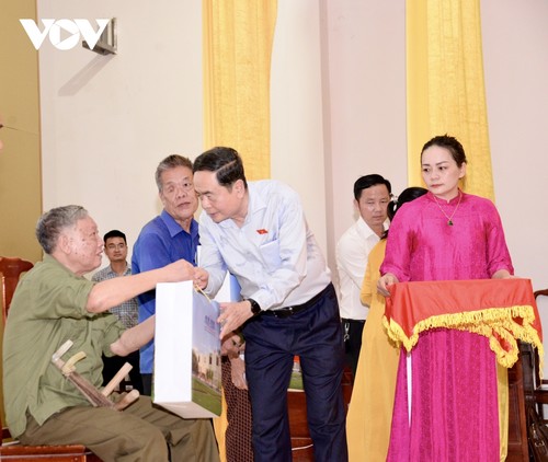 Líder del Parlamento visita a personas con méritos revolucionarios en provincia de Nghe An - ảnh 1