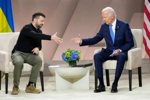 Biden y Zelensky dialogan al margen de la cumbre de la OTAN - ảnh 1