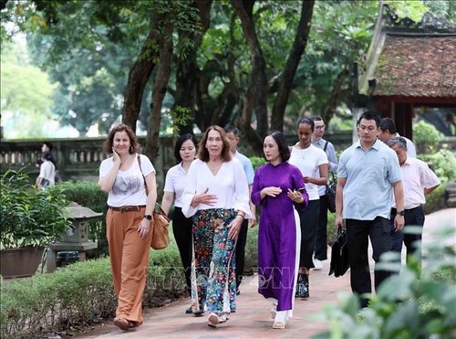 Presidenta del Senado de Australia visita el Templo de literatura en Hanói  - ảnh 1