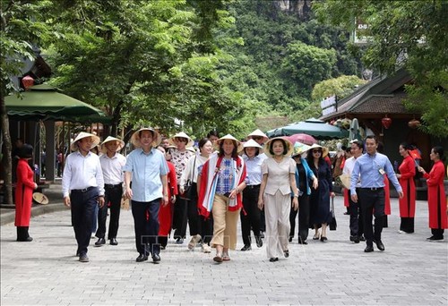 Presidenta del Senado australiana recorre el complejo paisajístico y patrimonial  de Trang An - ảnh 1