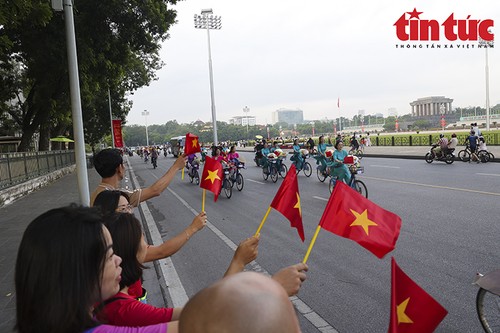 Desfile de Ao dai para promocionar el turismo y el patrimonio de Hanói  - ảnh 1