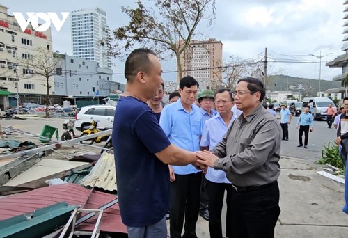 Premier de Vietnam supervisa la reparación de los daños causados por el tifón Yagi - ảnh 2