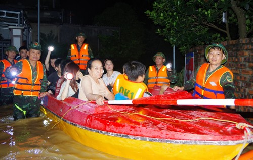 Prosiguen esfuerzos para socorrer a las poblaciones afectadas por tormentas e inundaciones tras el paso de Yagi - ảnh 2