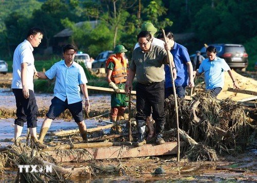 Continúan revisando la situación de las inundaciones y labores para aliviar sus impactos - ảnh 2