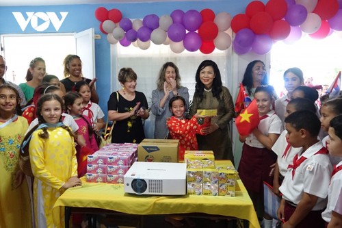 Esposa del máximo dirigente de Vietnam visita a escuela primaria Vo Thi Thang en La Habana - ảnh 1