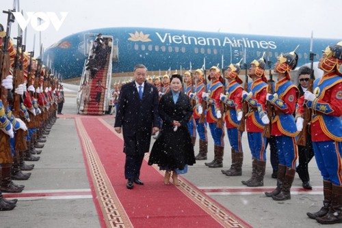 Líder vietnamita llega a Mongolia para una visita de Estado  - ảnh 1