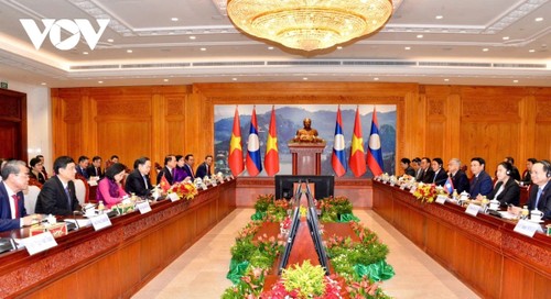 Líderes parlamentarios de Vietnam y Laos conversan sobre las relaciones binacionales - ảnh 2